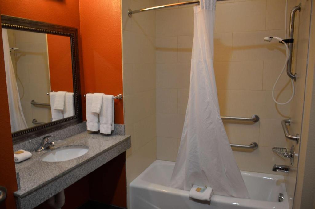 Best Western Plus Longhorn Inn & Suites image 6